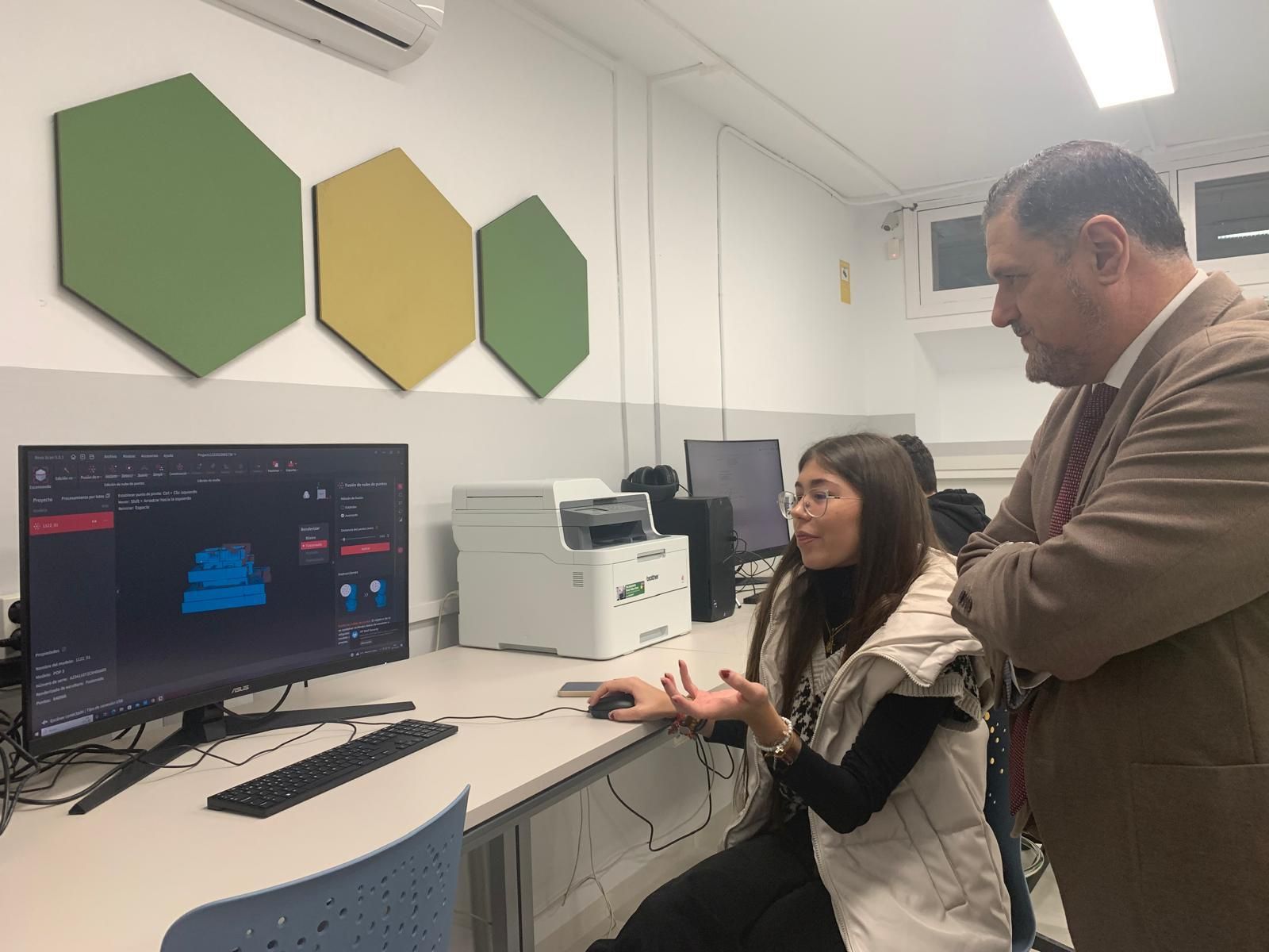 El Delegado Territorial de Formación Profesional conoce la actividad de los alumnos.