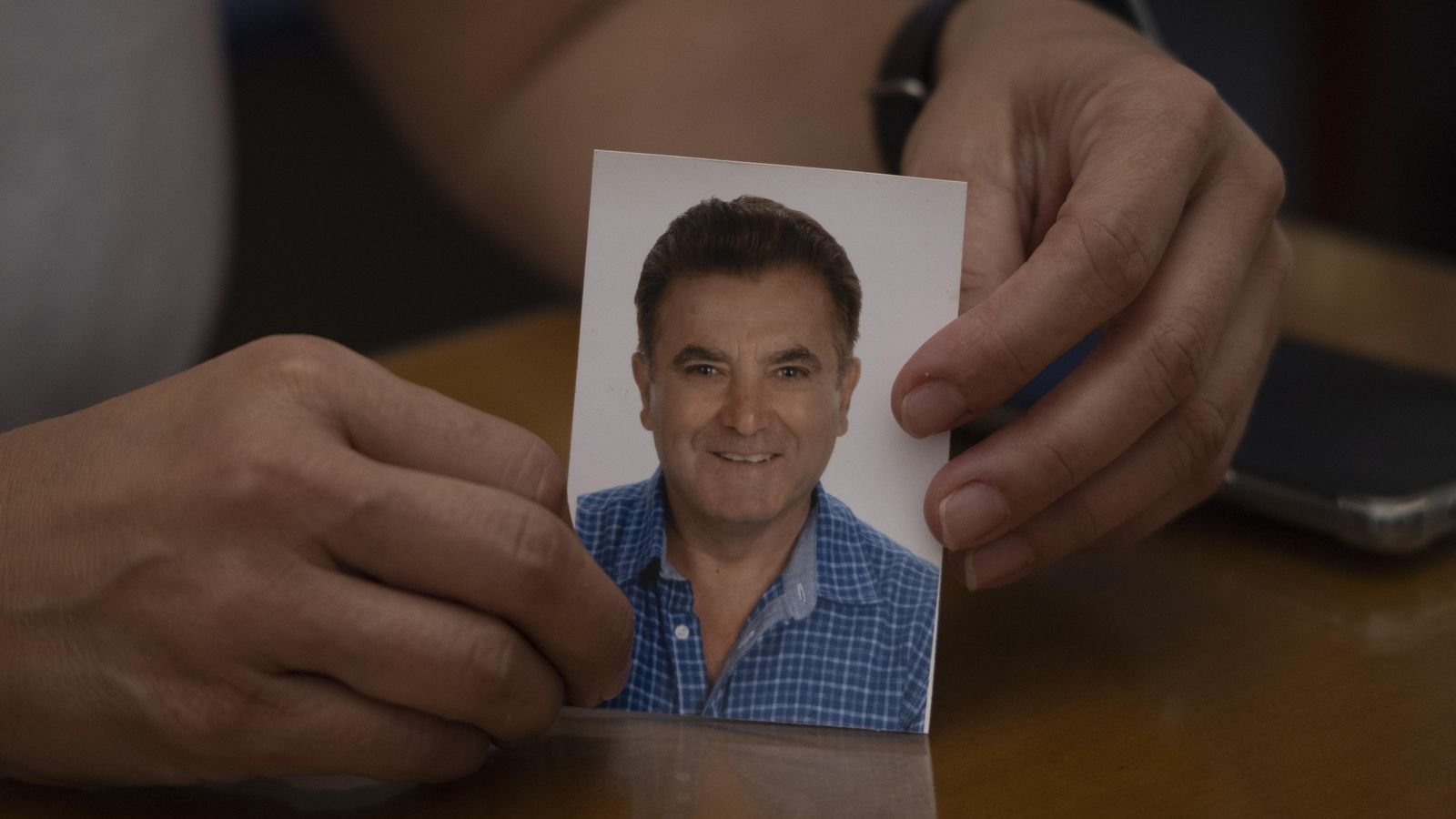 Natividad Roldán sostiene la fotografía de su padre.