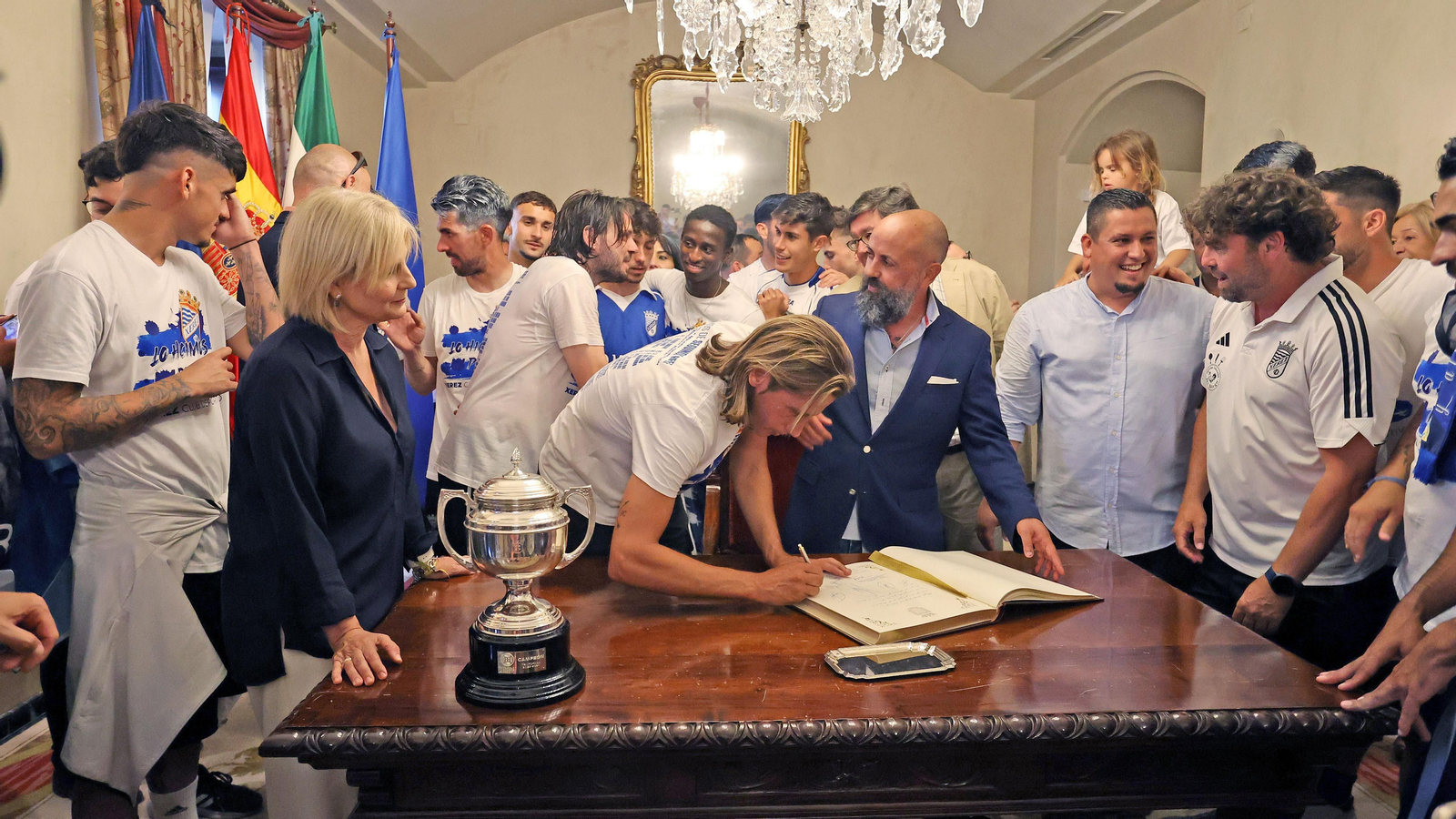 Baño de masas del Xerez CD en Jerez por su ascenso