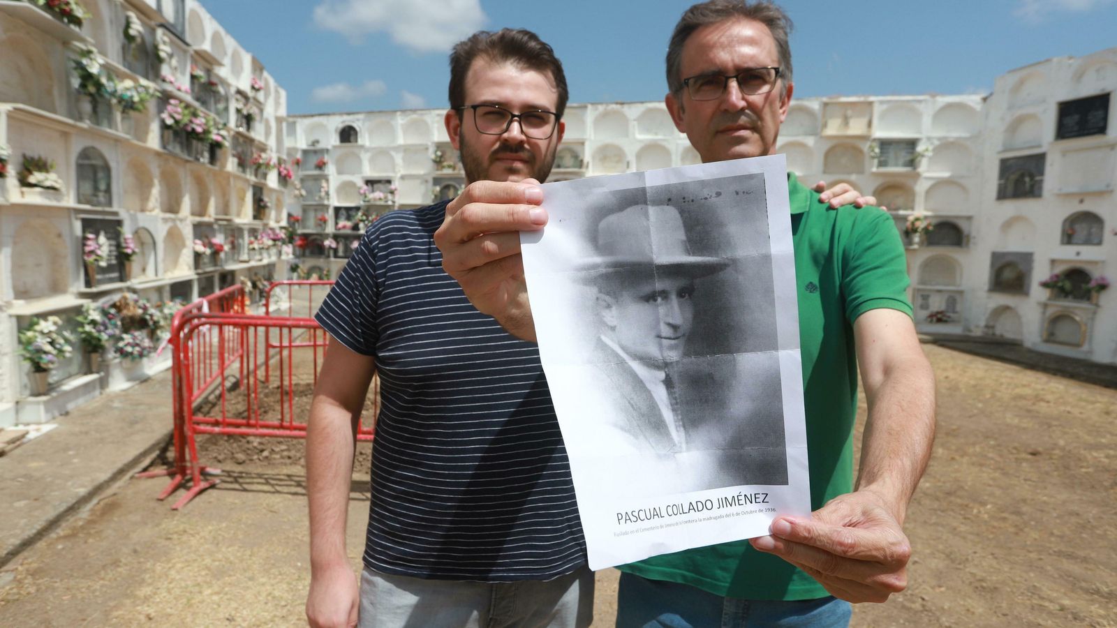 El exalcalde de Jimena, Pascual Collado (dcha.) y su hijo muestran una fotografía de su antepasado. El exalcalde de Jimena, Pascual Collado (dcha.) y su hijo muestran una fotografía de su antepasado.