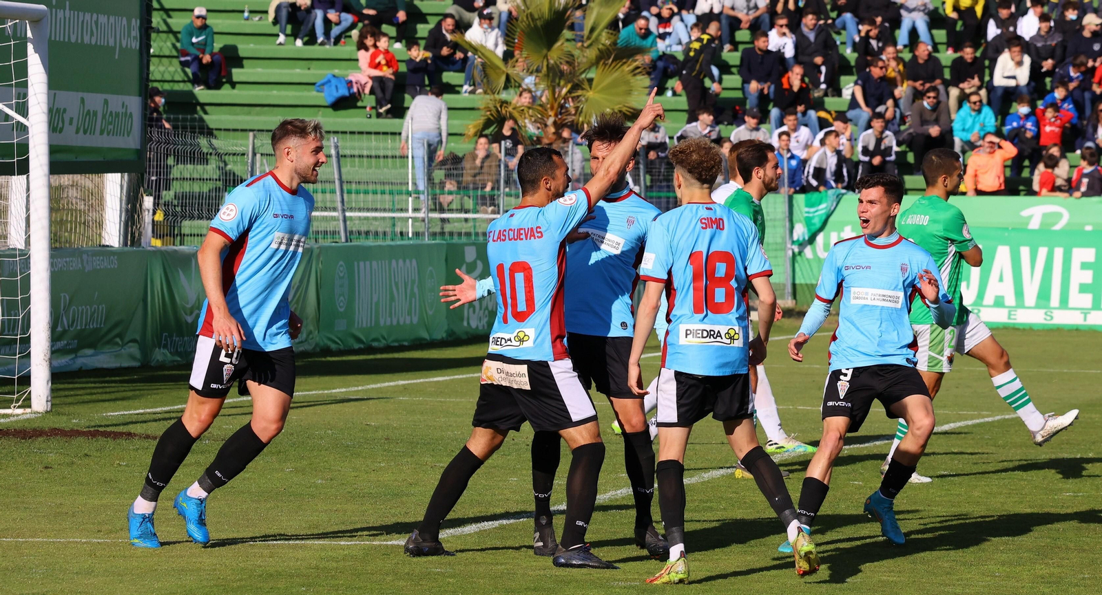 Los jugadores del Córdoba CF celebran el gol de De las Cuevas al Cacereño.