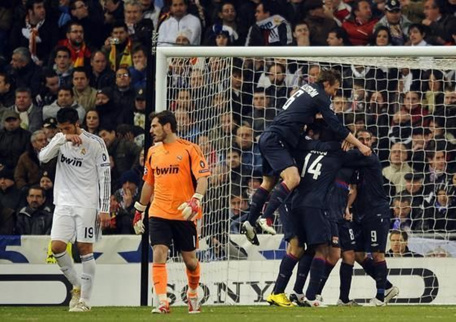El Real Madrid cae un año más en octavos de final de la Liga de Campeones, esta vez ante el Olympique de Lyon en el Bernabéu. / EFE · AFP Photo · Reuters