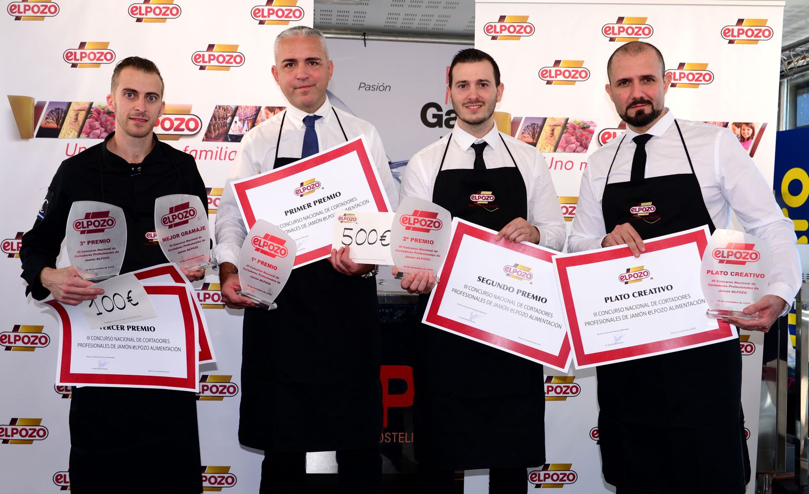 El sevillano Carlos Muñoz, segundo por la izquierda, con el resto de premiados en el III Concurso Nacional de Cortadores Profesionales de Jamón de El Pozo