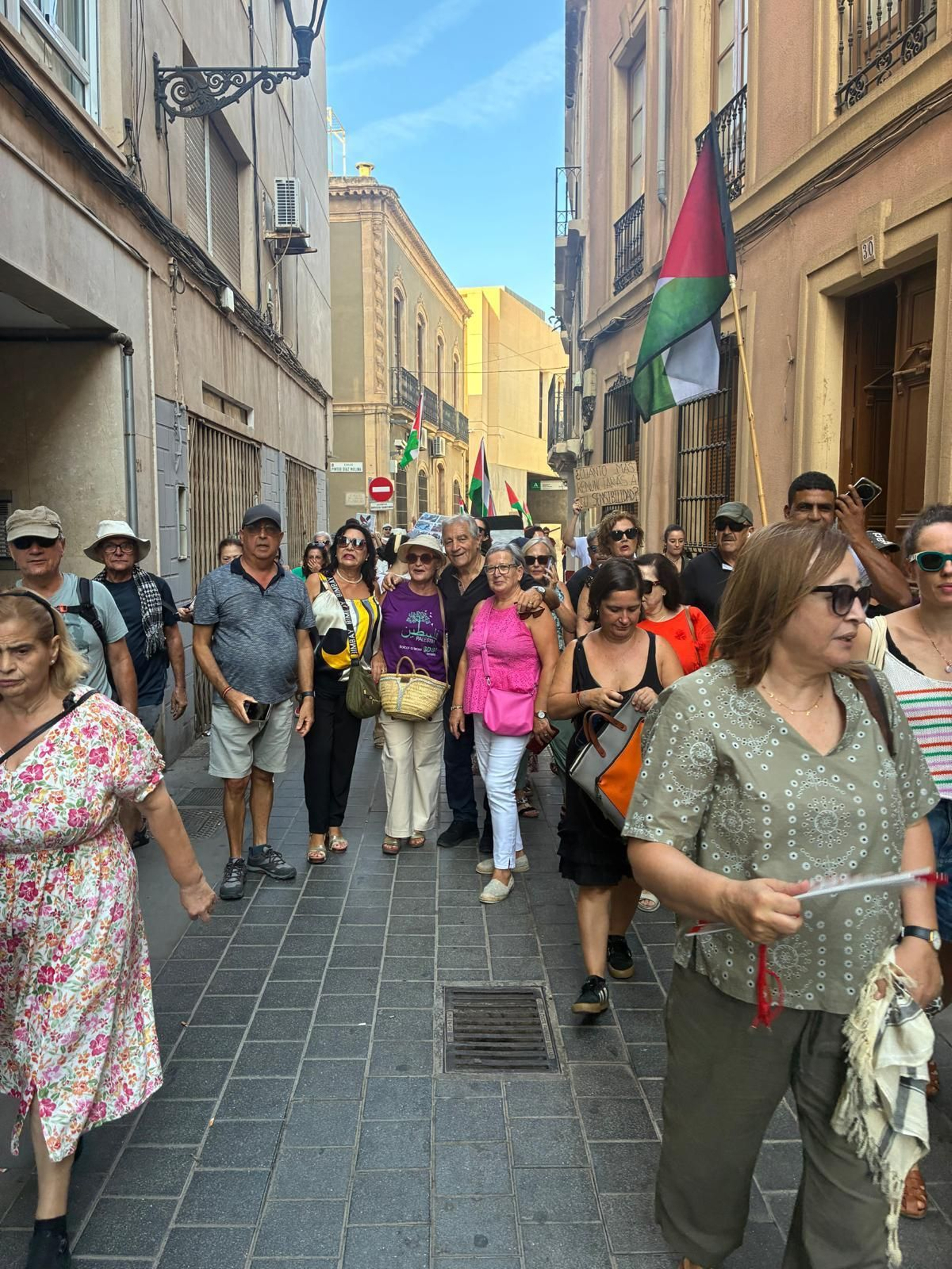 La manifestación de Almería y sus barrios contra el genocidio en Palestina, en imágenes