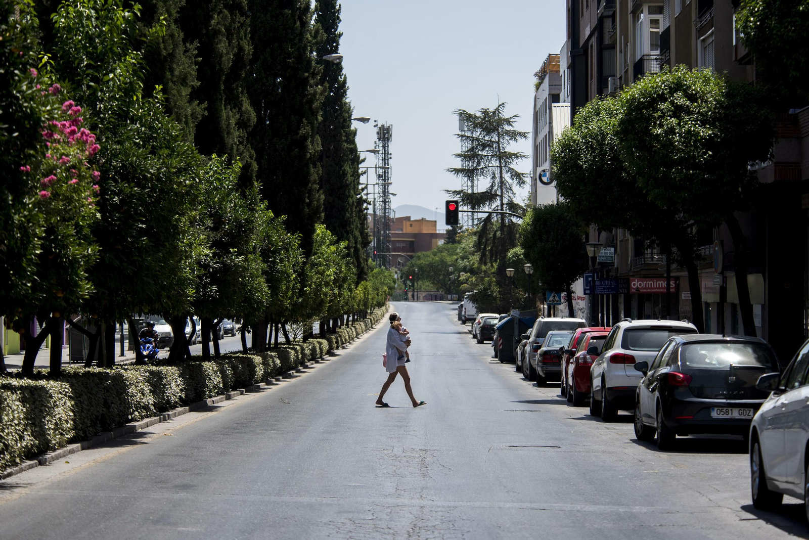 Una mujer cruza Camino de Ronda