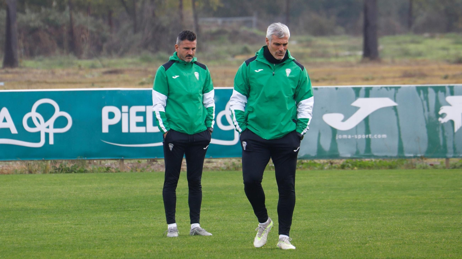 Iván Ania conversa con César Negredo, su segundo, en un entrenamiento del Córdoba CF.