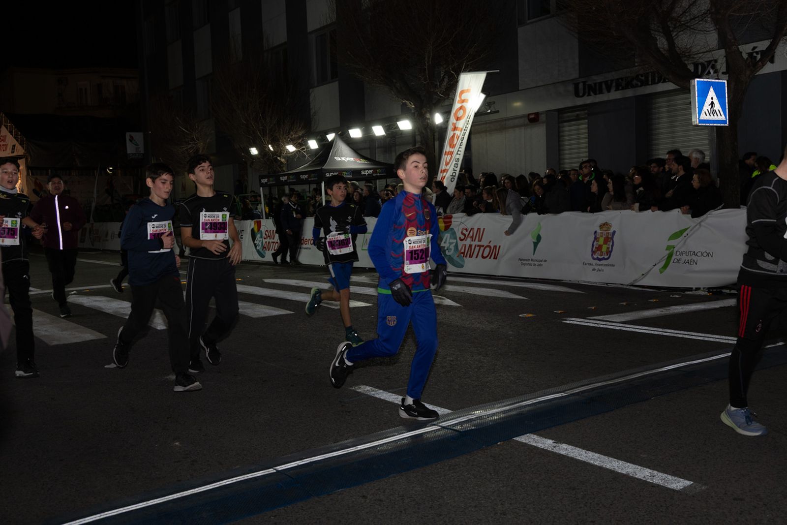 En imágenes: 2.000 atletas brillan con luz propia en la infantil de la Carrera de San Antón 2026