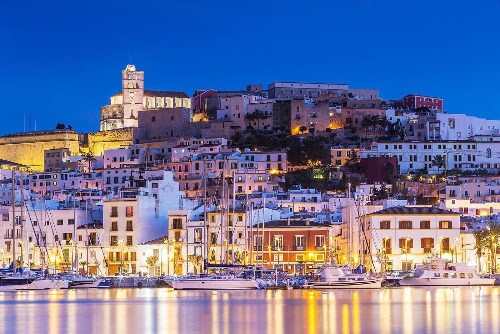 Vista nocturna de la isla de Ibiza.