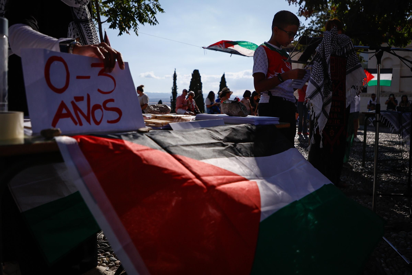 Lágrimas frente a la Alhambra, en imágenes: así se han leído en Granada los nombres de los niños muertos en Gaza