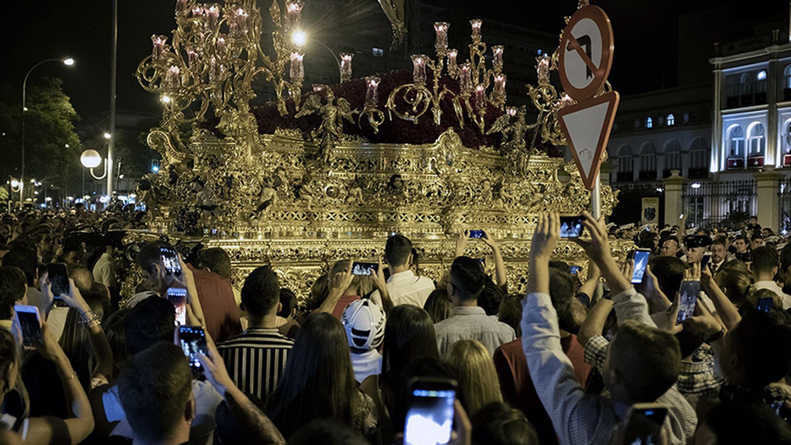 El paso del Cristo de la Sed ante una multitud de móviles encendidos.