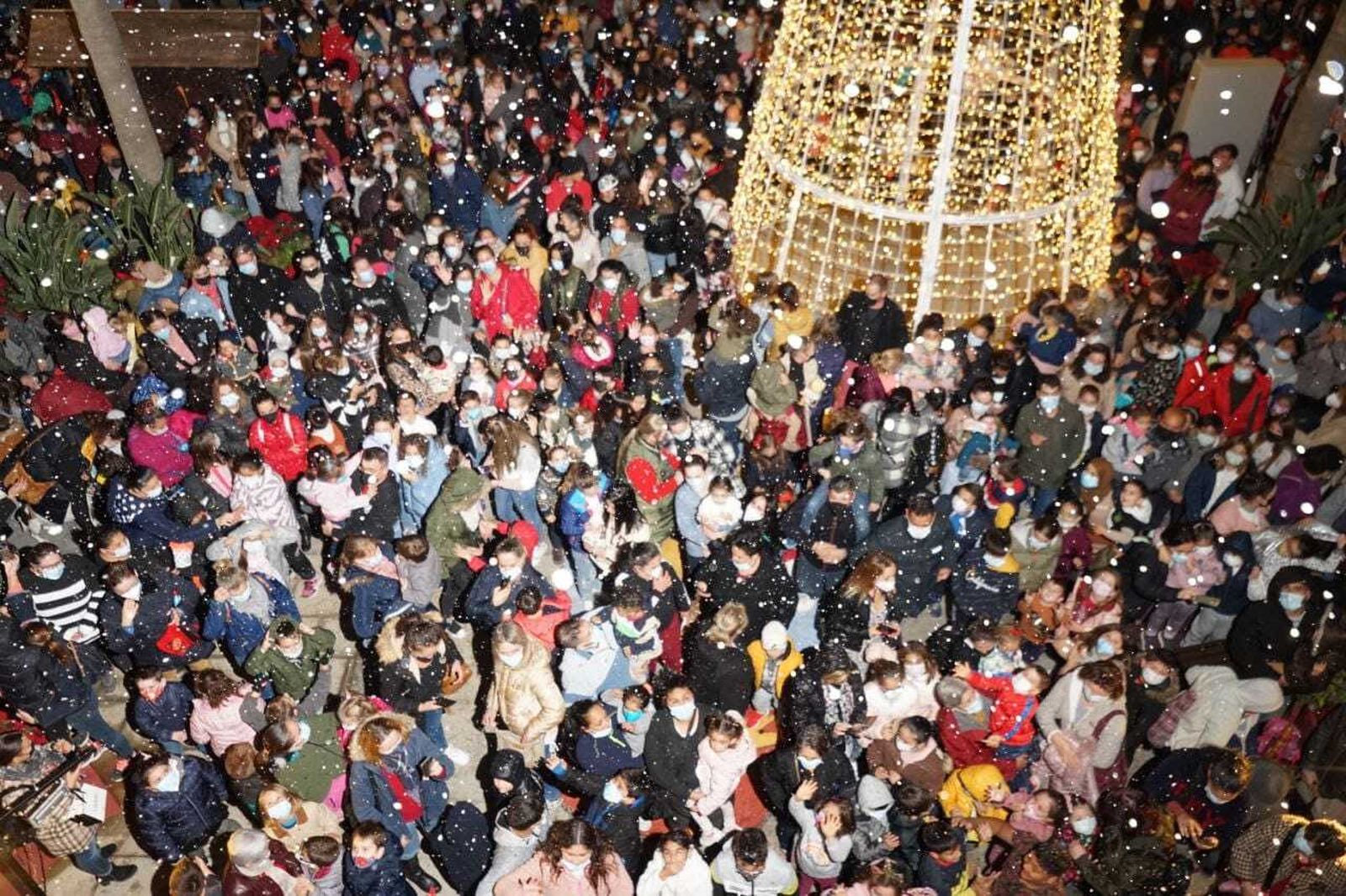 Una gran nevada da la bienvenida a la Navidad en Adra.