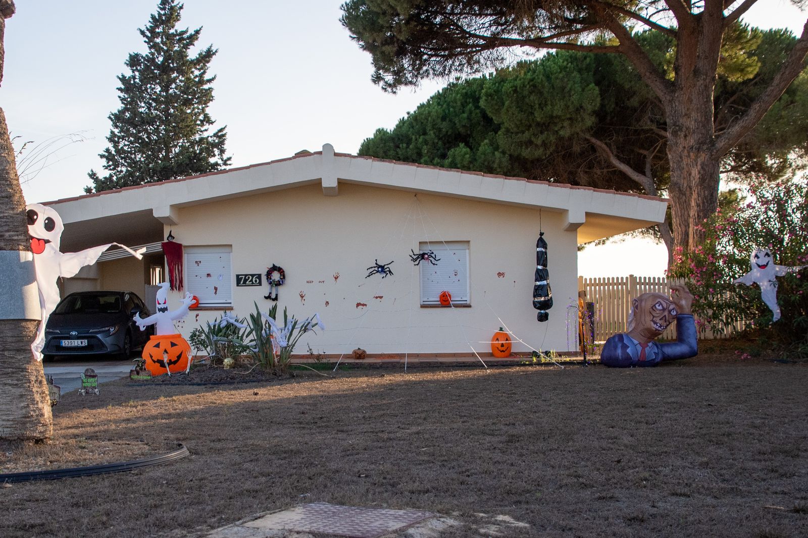 Una de las viviendas de la Base de Rota, decorada para Halloween.