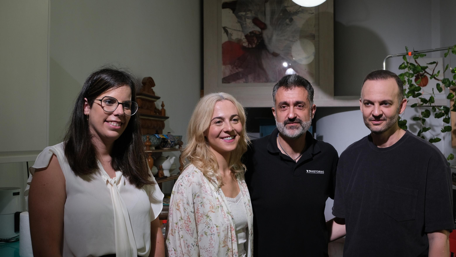 La diputada Almudena Morales junto a Alba Loureiro, Kurro González y Francisco Conde en la casa de la calle Martínez Campos, donde están grabando.