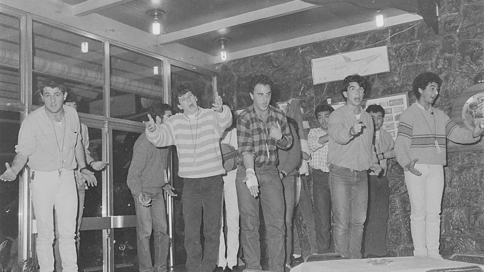 La chirigota 'Los rompecabezas', de 1987, en un ensayo general en la Estación Marítima.