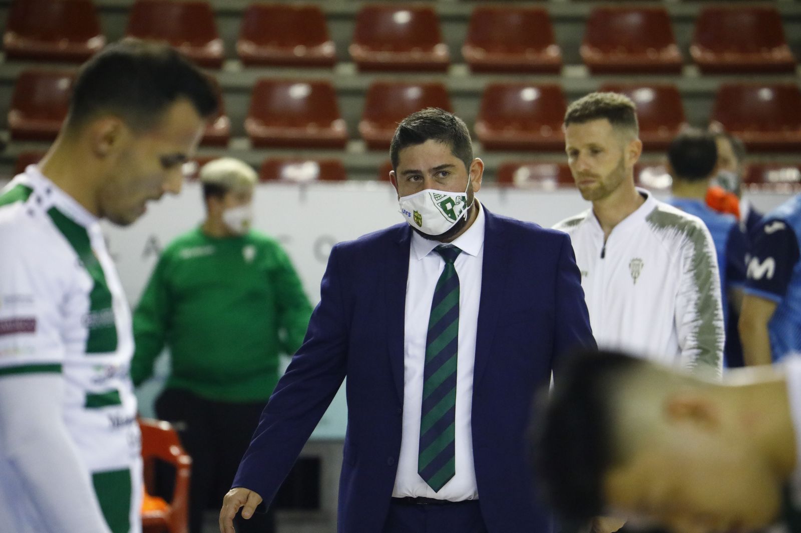 Josan González, seguido de Cordero, abandona Vista Alegre tras la derrota ante el Movistar Inter.