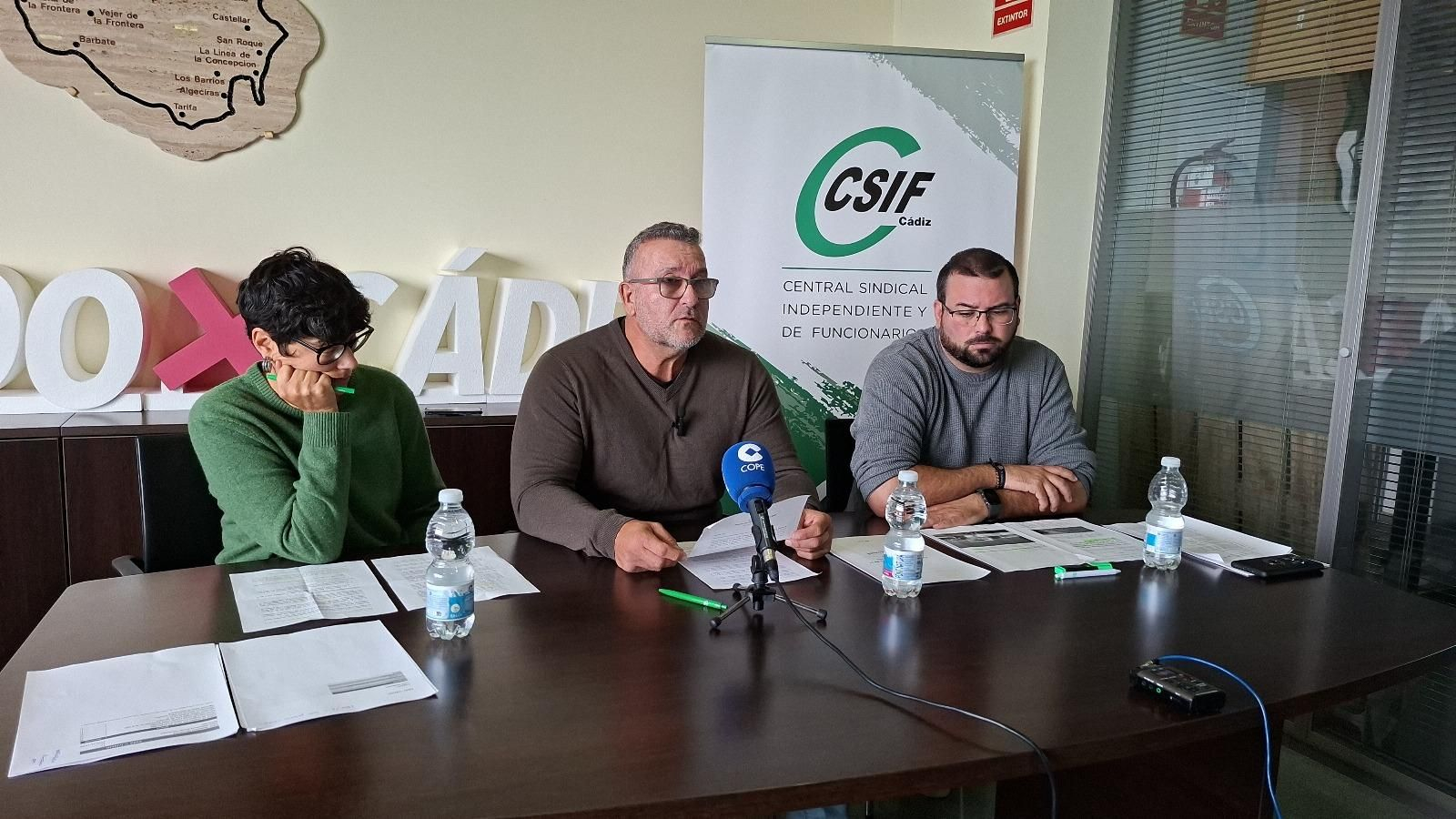 El responsable de Educación de CSIF Cádiz, Manuel Fernández, en el centro de la imagen