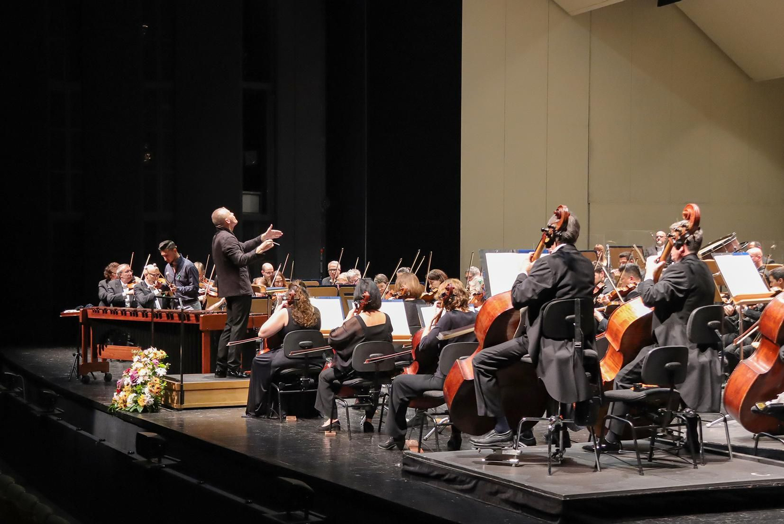Conrado Moya tocando a Rodrigo con la ROSS y la batuta de Sebastian Perłowski