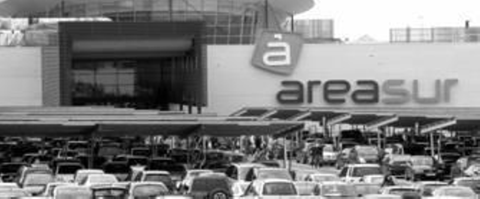 El centro comercial y de ocio Área Sur, ubicado entre la antigua circunvalación y la nueva autovía, presentaba, en días pasados, los aparcamientos atestados de vehículos.