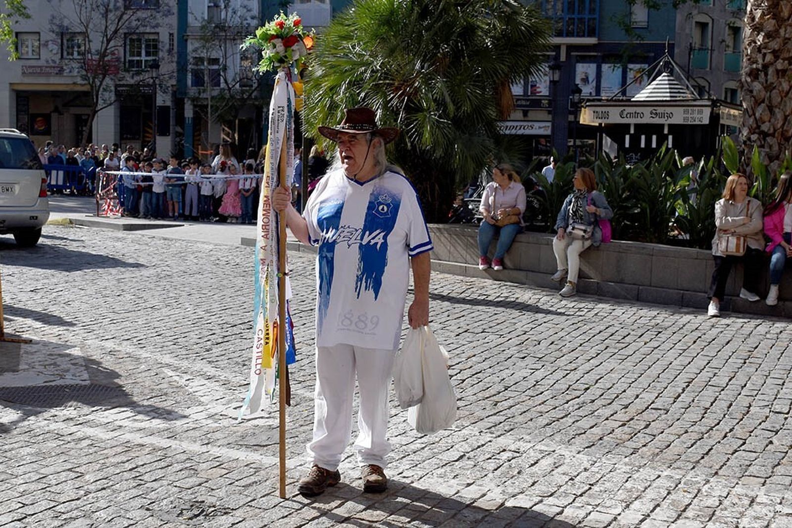 Imágenes de los peregrinos de la Hermandad de Emigrantes en su salida por las calles de Huelva