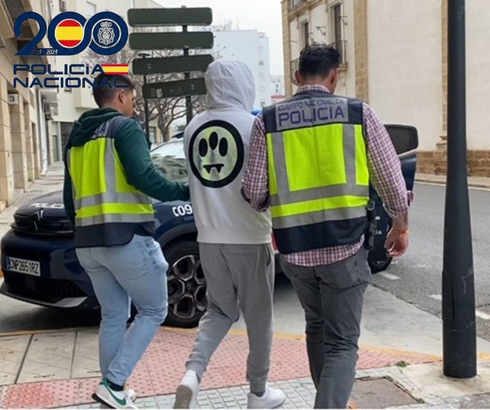 Los agentes se llevan a uno de los detenidos.