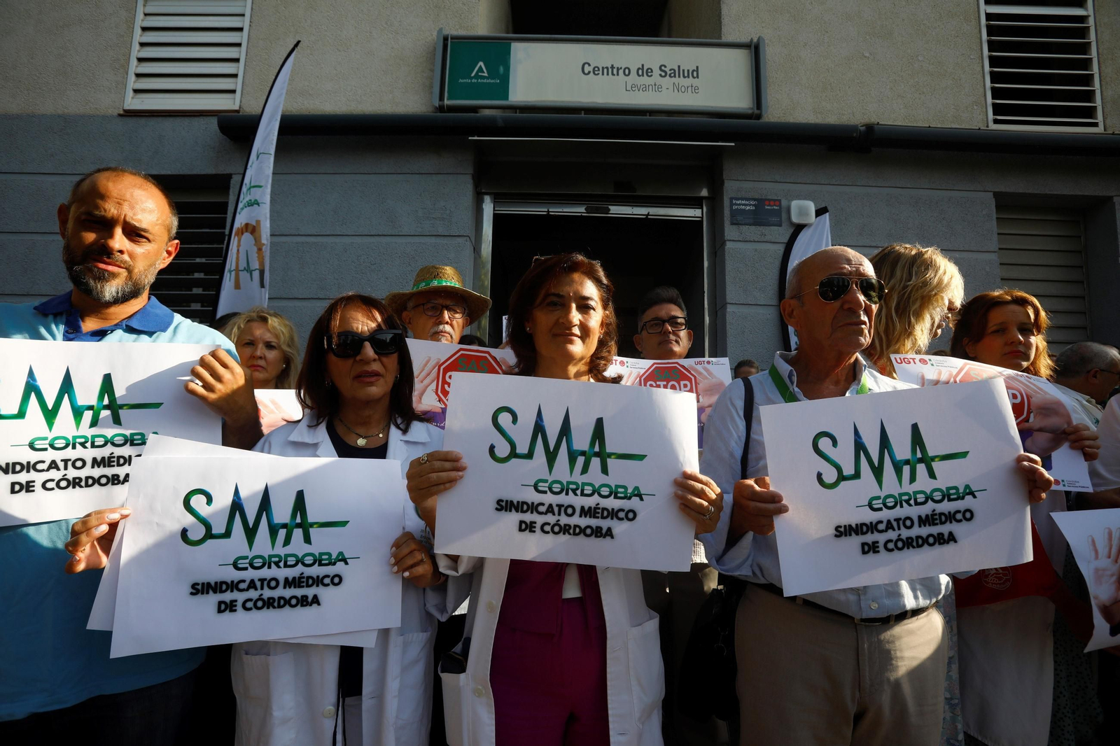 La concentración de los profesionales del centro de salud Levante-Norte de Córdoba, en imágenes