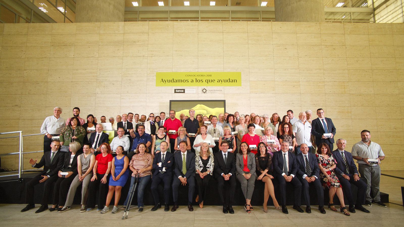 Entrega del programa 'Ayudamos a los que ayudan'