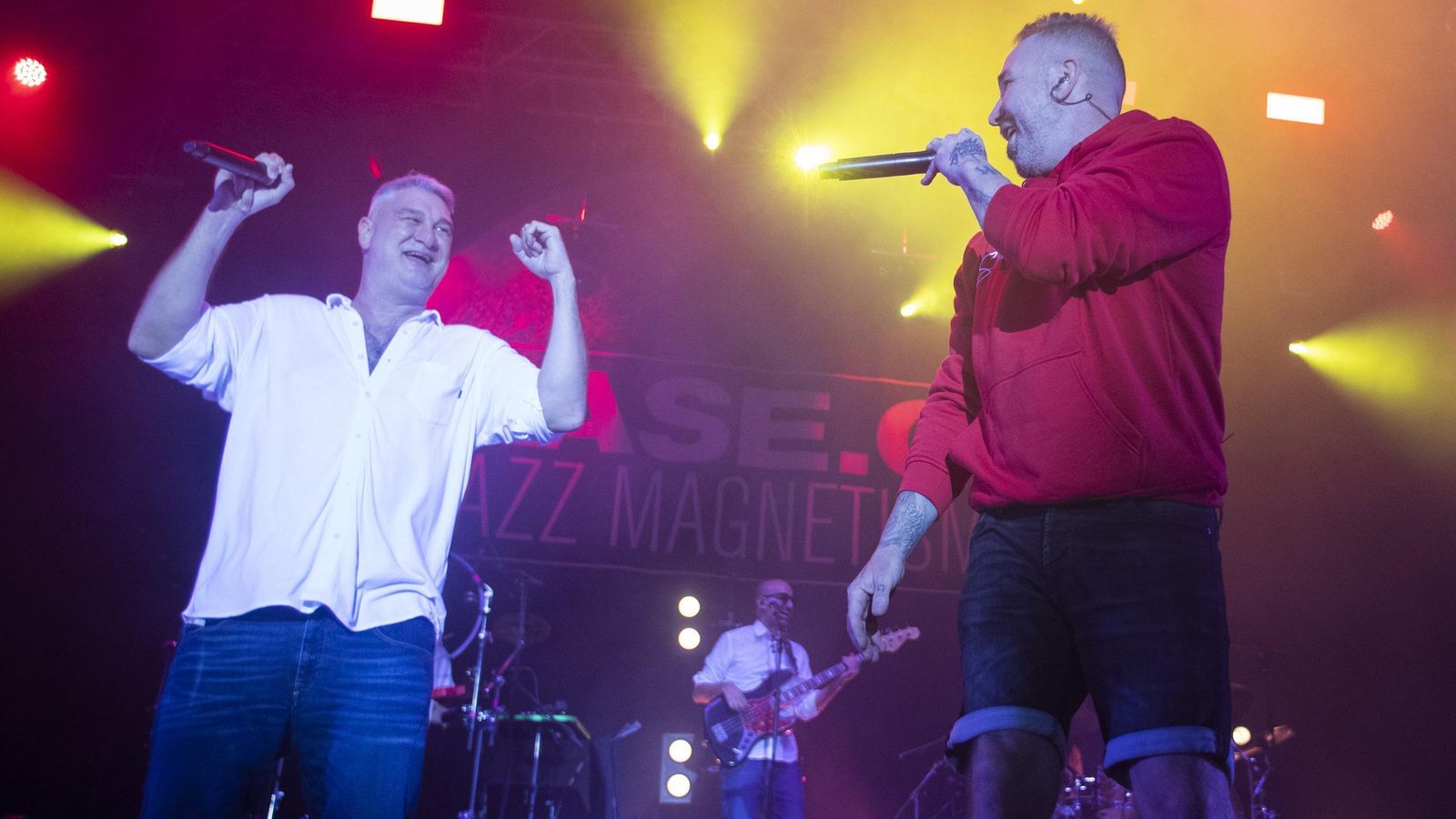 Zatu (de rojo en primer plano) y Kase.O sobre el escenario