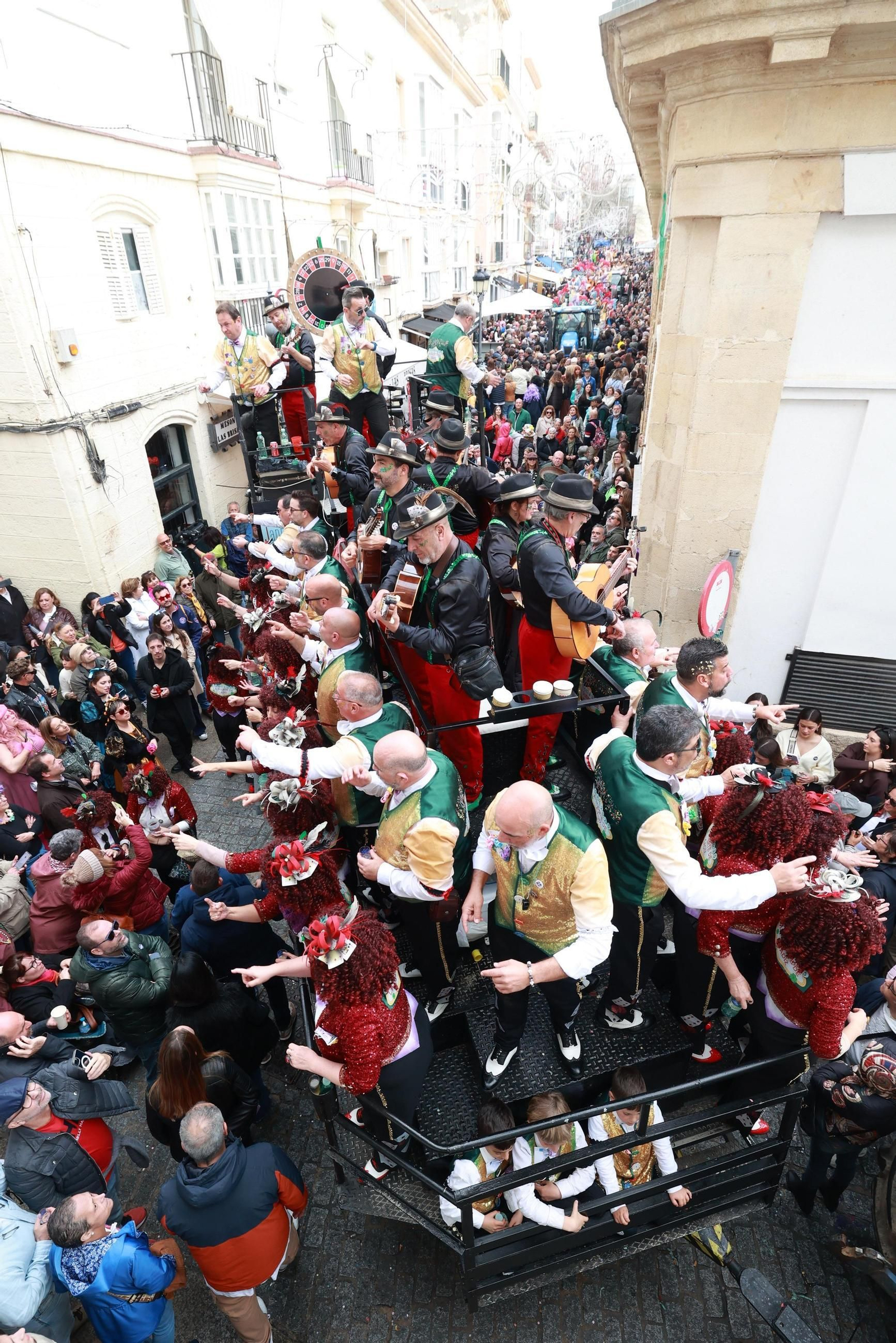 Las mejores imágenes del primer domingo del Carnaval de Cádiz