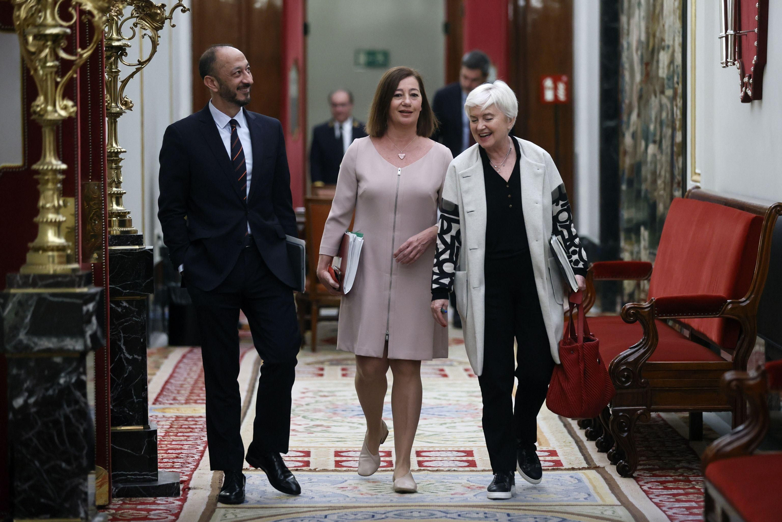 Francina Armengol, en el centro, a su llegada a la reunión de la Mesa del Congreso