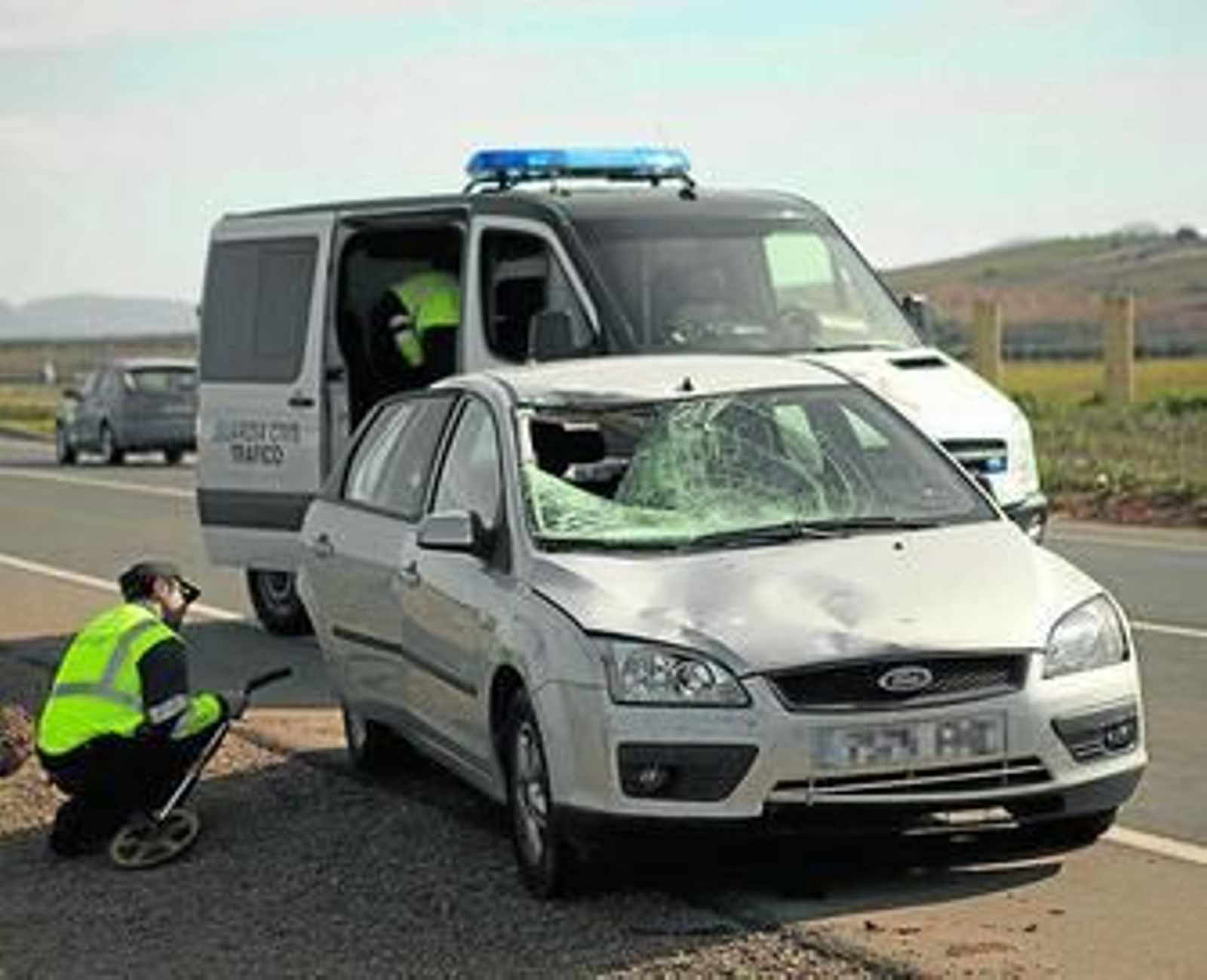 Estado en el que quedó el vehículo que arrolló a los dos ciclistas.