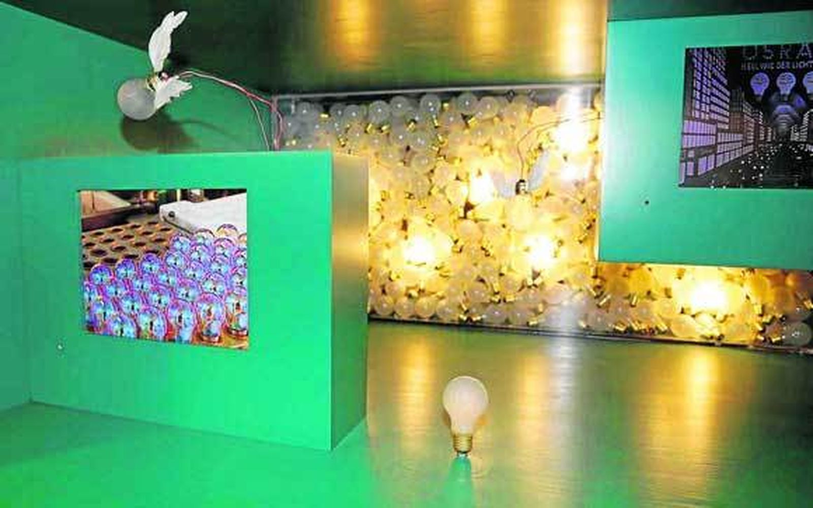 Bombilla. Se le atribuye a Thomas Alva Edison en 1879, aunque hubo importantes precursores en las décadas anteriores.