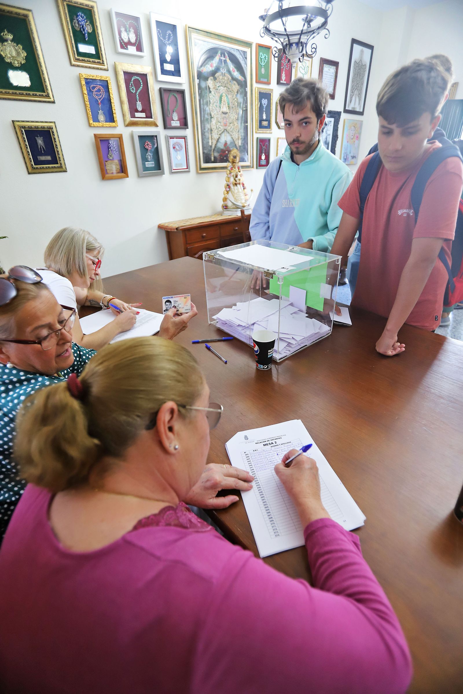 Imágenes del ambiente en las votaciones de la Hermandad del Rocío de Huelva