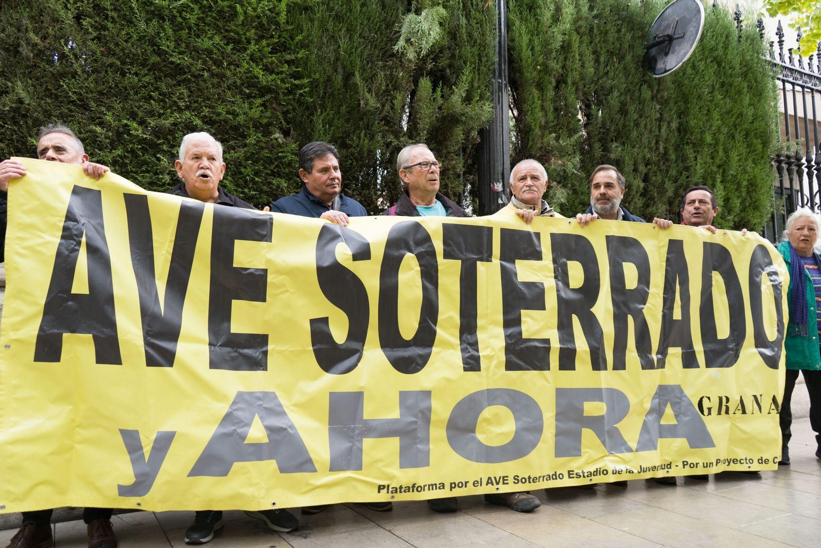 Jacobo Calvo, tras la pancarta de la Marea Amarilla esta mañana