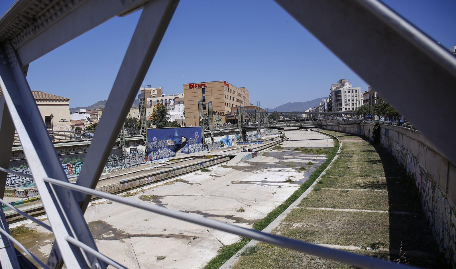Vista del río desde el Puente de los Alemanes, en la parte del cauce más próximo al Centro.