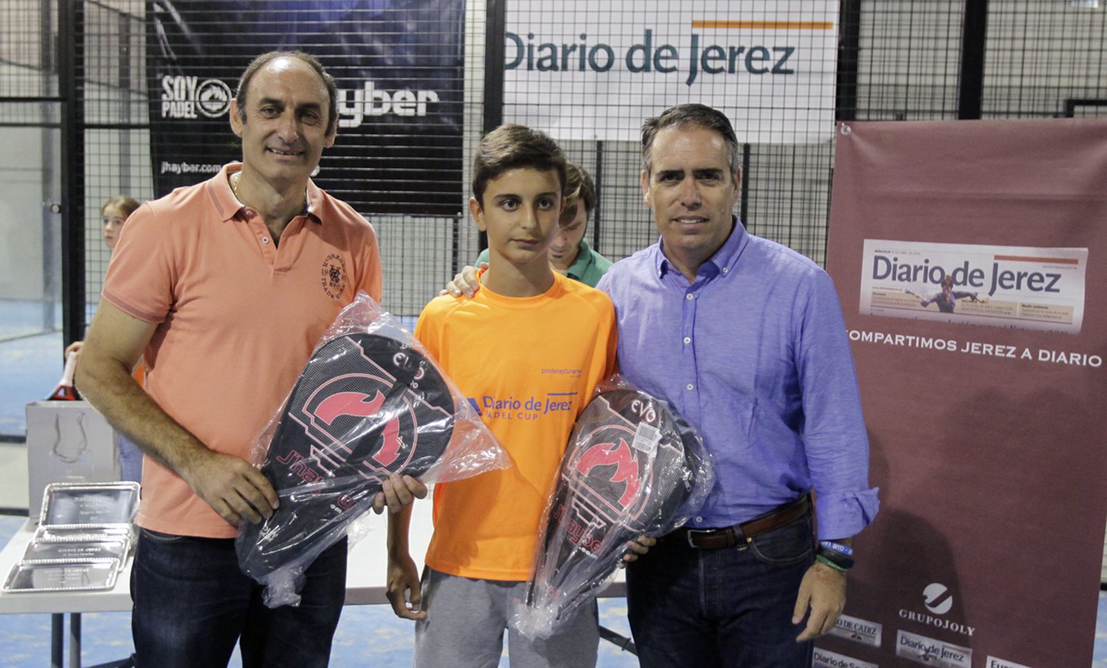 Antonio Poyatos y Pablo Torti, campeones de la Categoría B, junto a 		Rafael Navas, director de Diario de Jerez, en la entrega de premios.