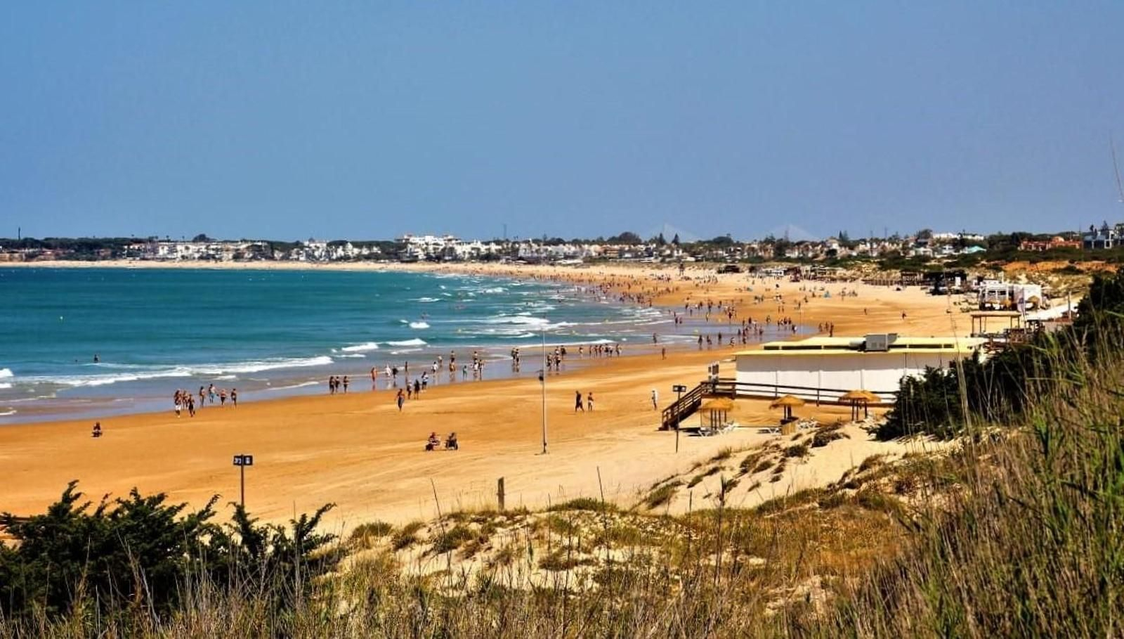 Una vista parcial de la playa de La Barrosa (Chiclana)