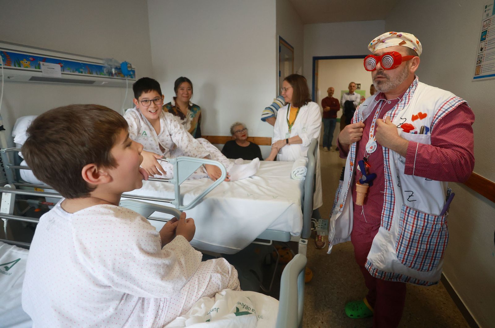 Los menores de Pediatría del Hospital Juan Ramón Jiménez reciben a los Doctores Sonrisa de la Fundación nacional Theodora, en imágenes