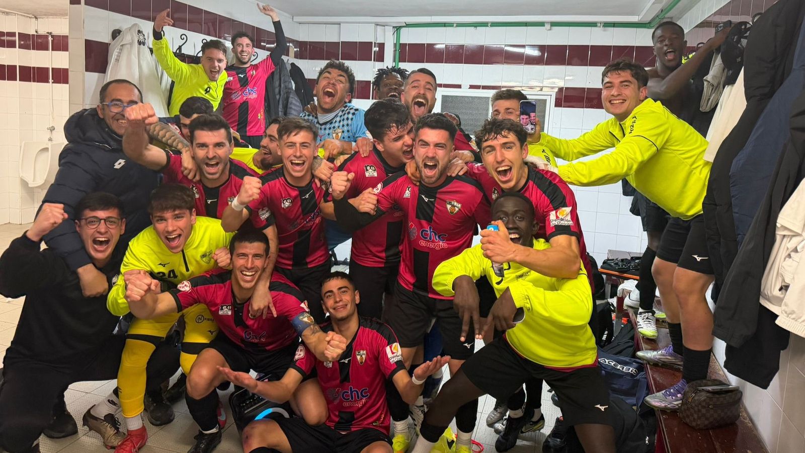 Los jugadores del Pozoblanco celebran su triunfo en Ceuta.