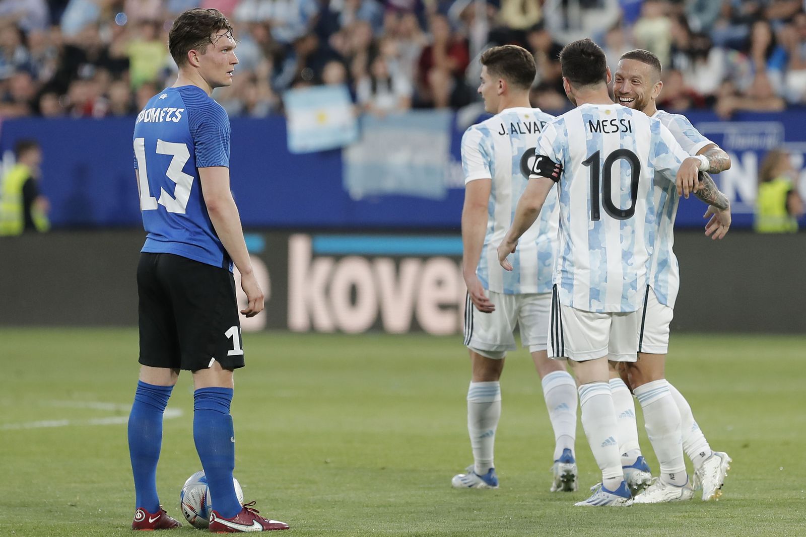 Papu Gómez felicita sonriente a Messi junto a Julián Álvarez tras uno de sus goles.