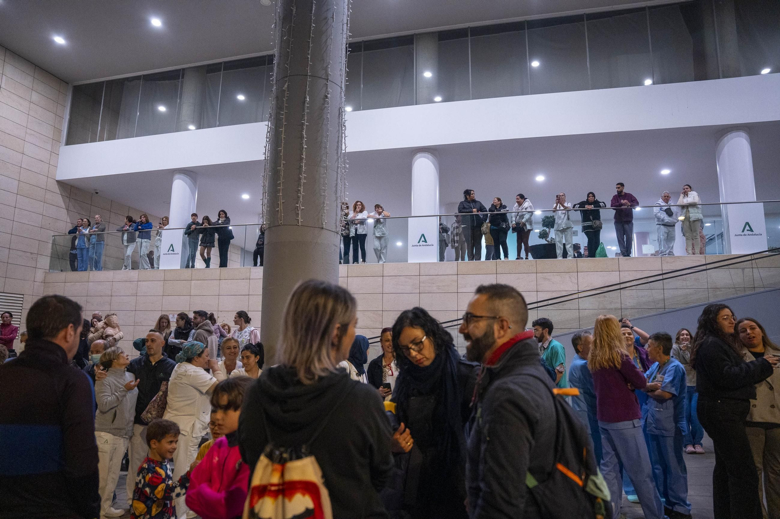 El encendido del alumbrado navideño del Hospital Universitario Torrecárdenas, en imágenes