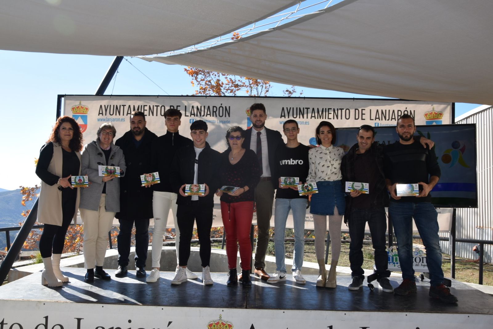 Los premiados en la Gala del Deporte de Lanjarón posan con sus galardones.