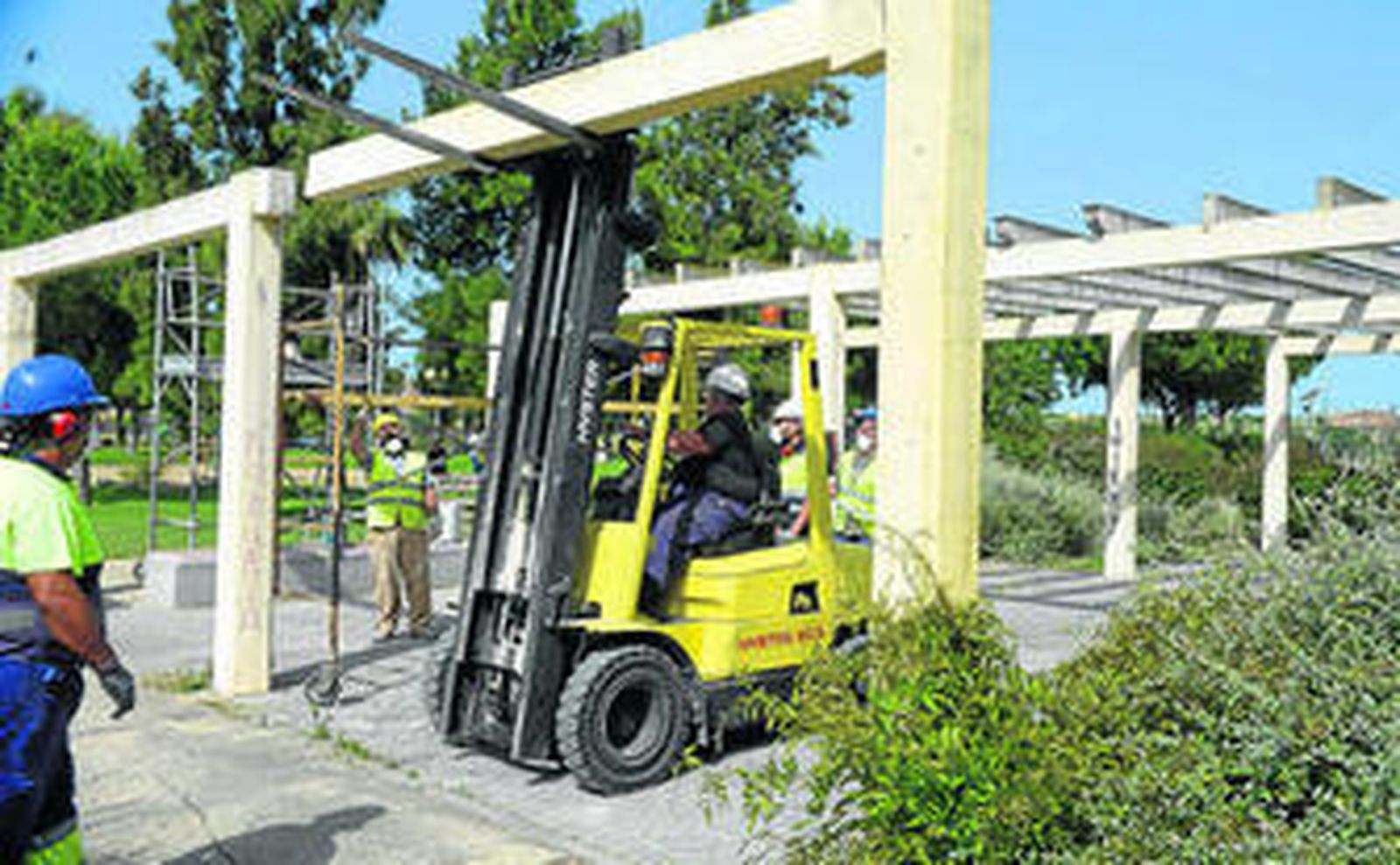 Una imagen de los trabajos de montaje de la pérgola del parque de El Juncal.