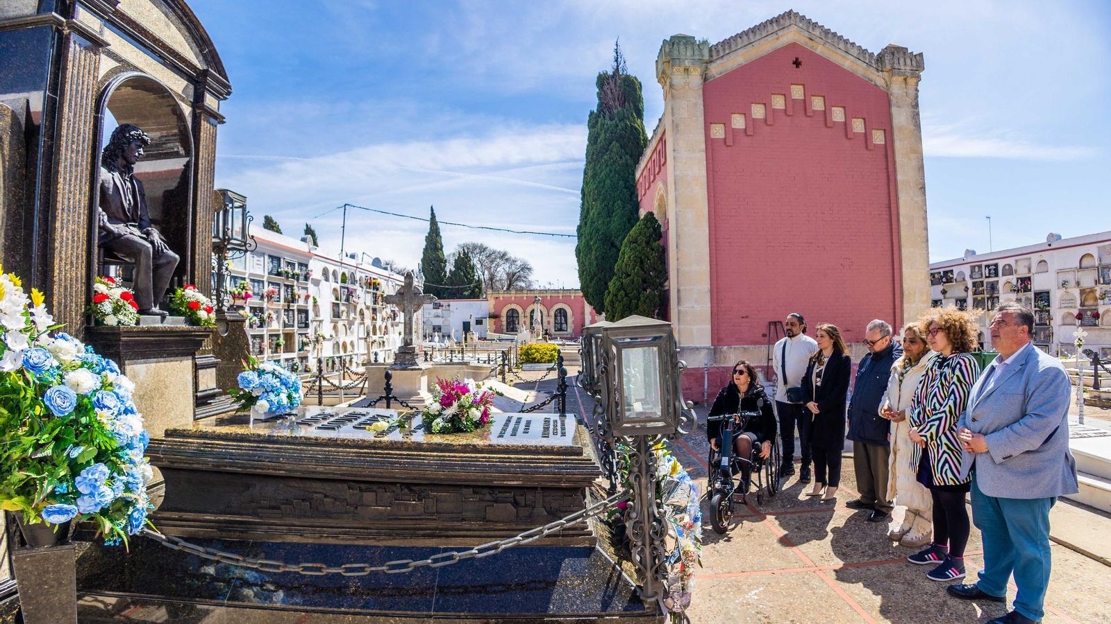 Ofrenda floral en el mausoleo de Camarón de la Isla