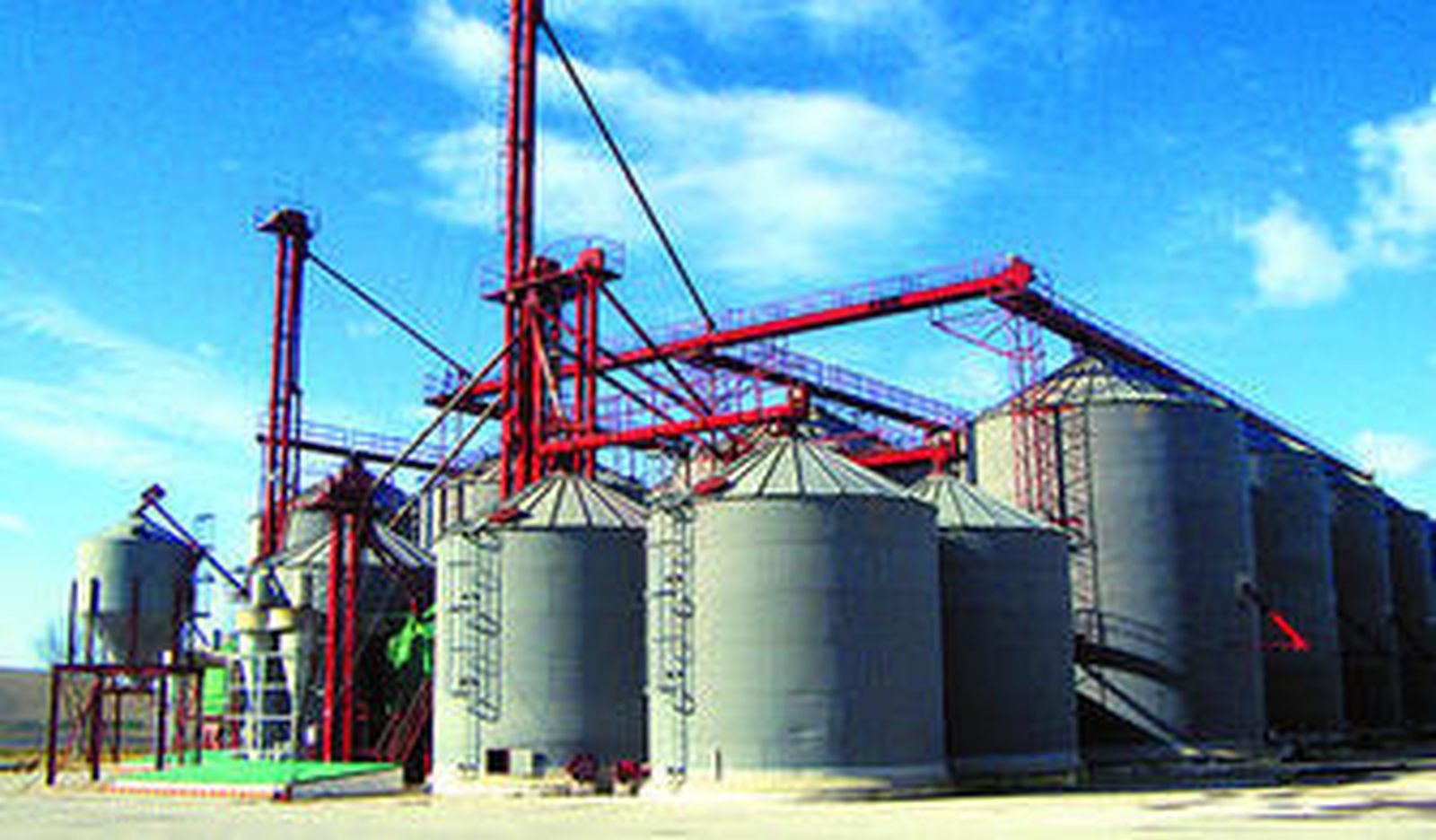 Silos de la cooperativa agrícola ganadera San Dionisio, en la carretera del Calvario