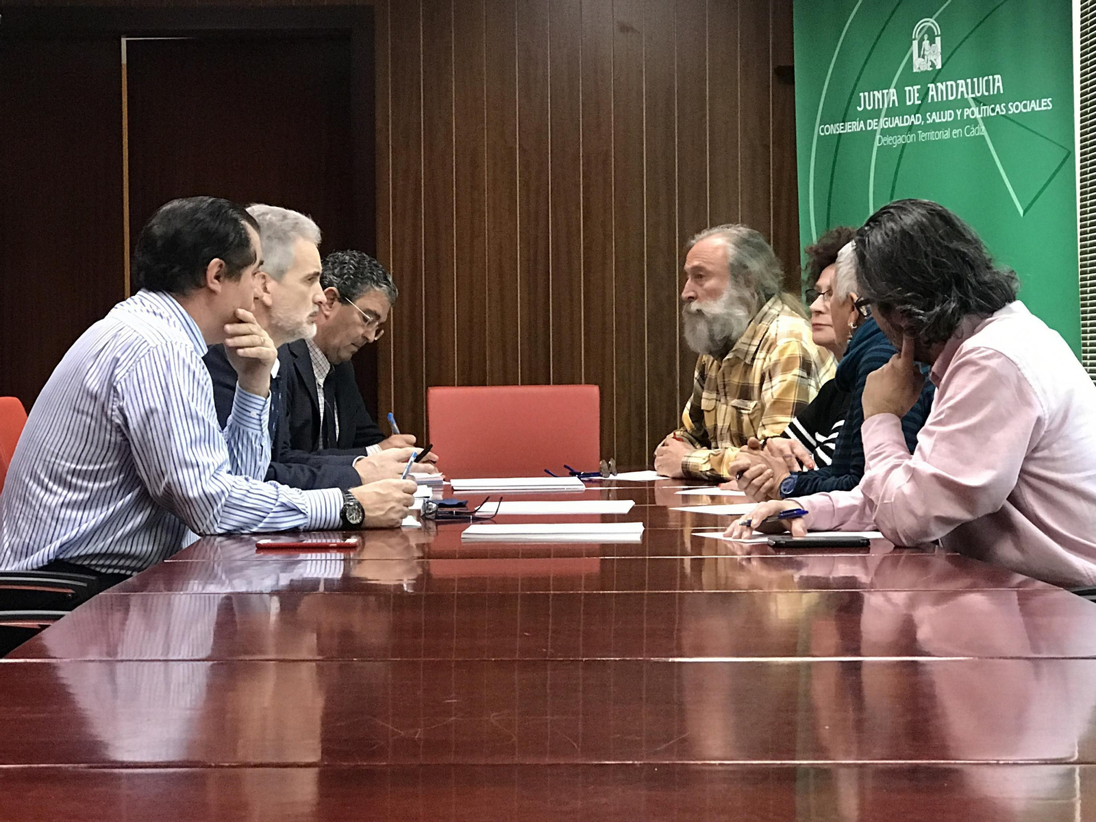 Un instante de la reunión de ayer entre los máximos representantes de la Sanidad andaluza y miembros de la Marea Blanca Gaditana.