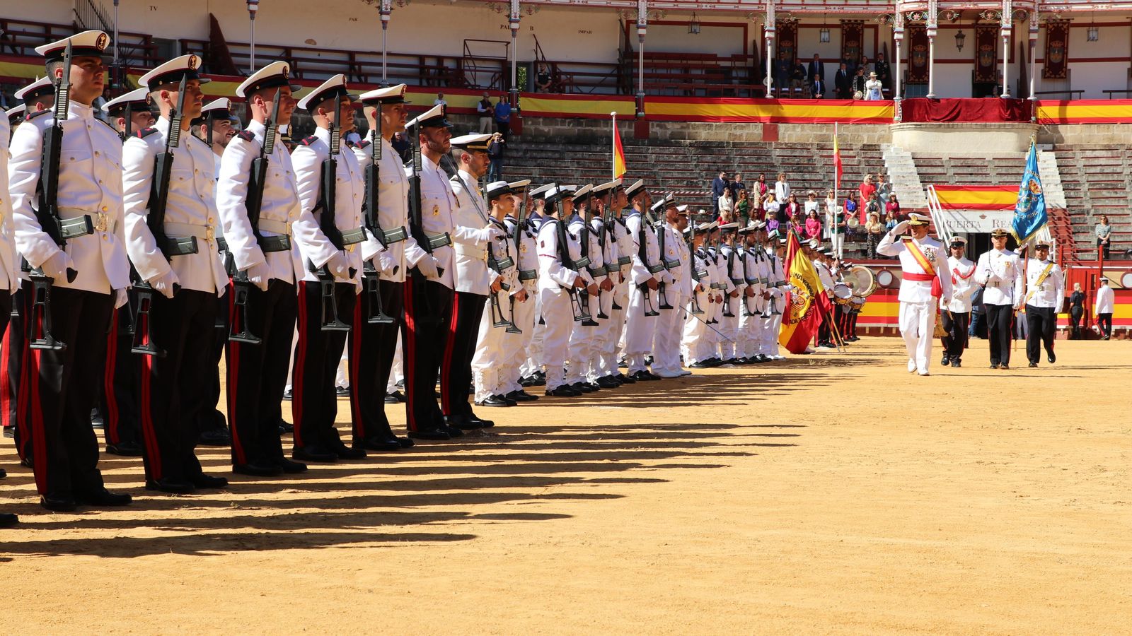 El Almirante de la Flota pasa revista en el acto en El Puerto