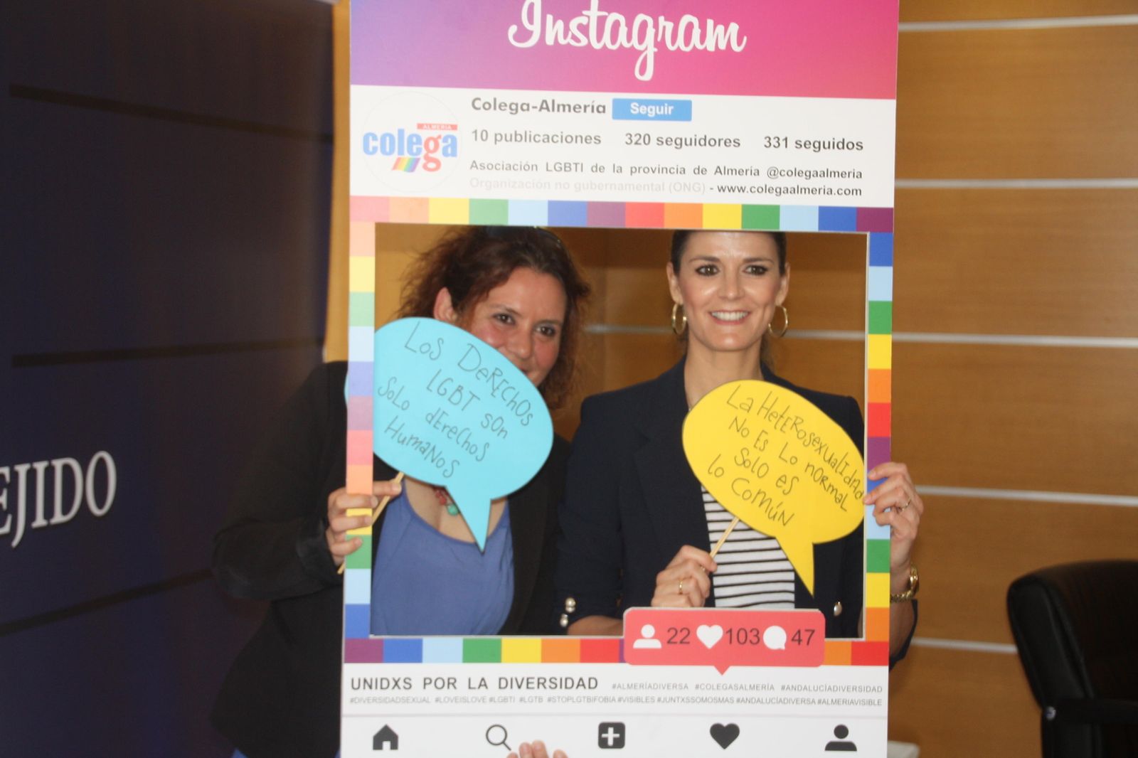 Delia Mira y Natalia Ronco posan en el 'photocall' que estará disponible mañana para todos los que quieran participar en las actividades propuestas.