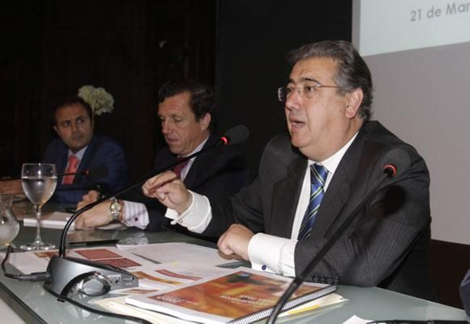 Zoido insta a los suyos a no "confiarse" con las encuestas