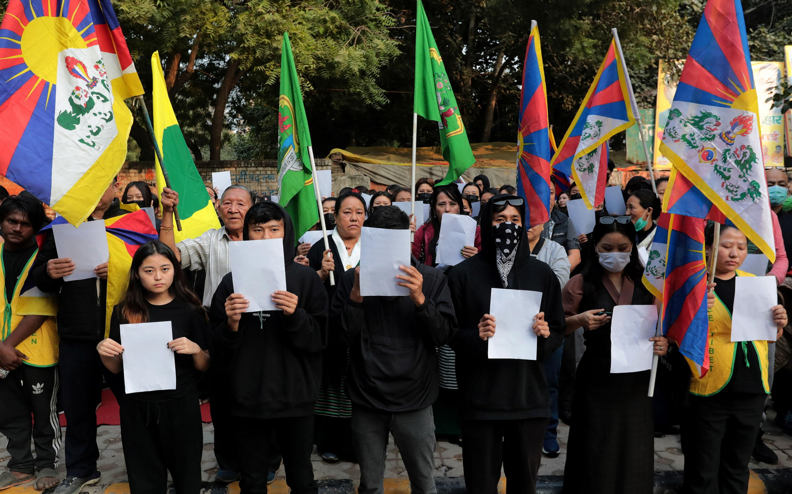 Activistas tibetanos participan en una protesta en Nueva Delhi por la política china de cero Covid.