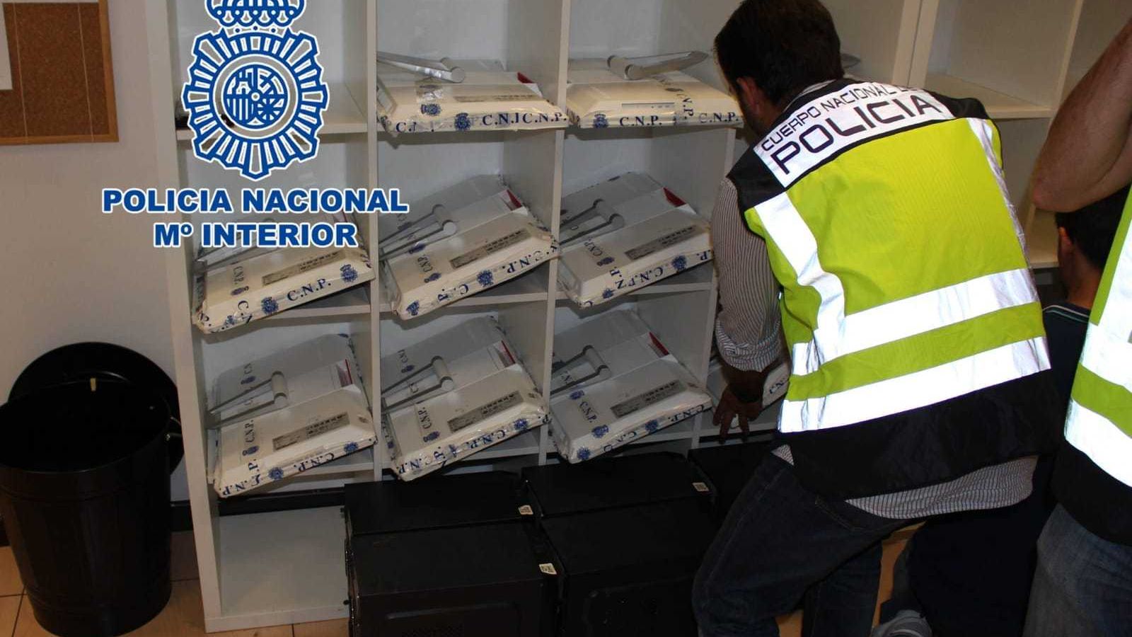 Agentes realizan un registro en una de las clínicas.